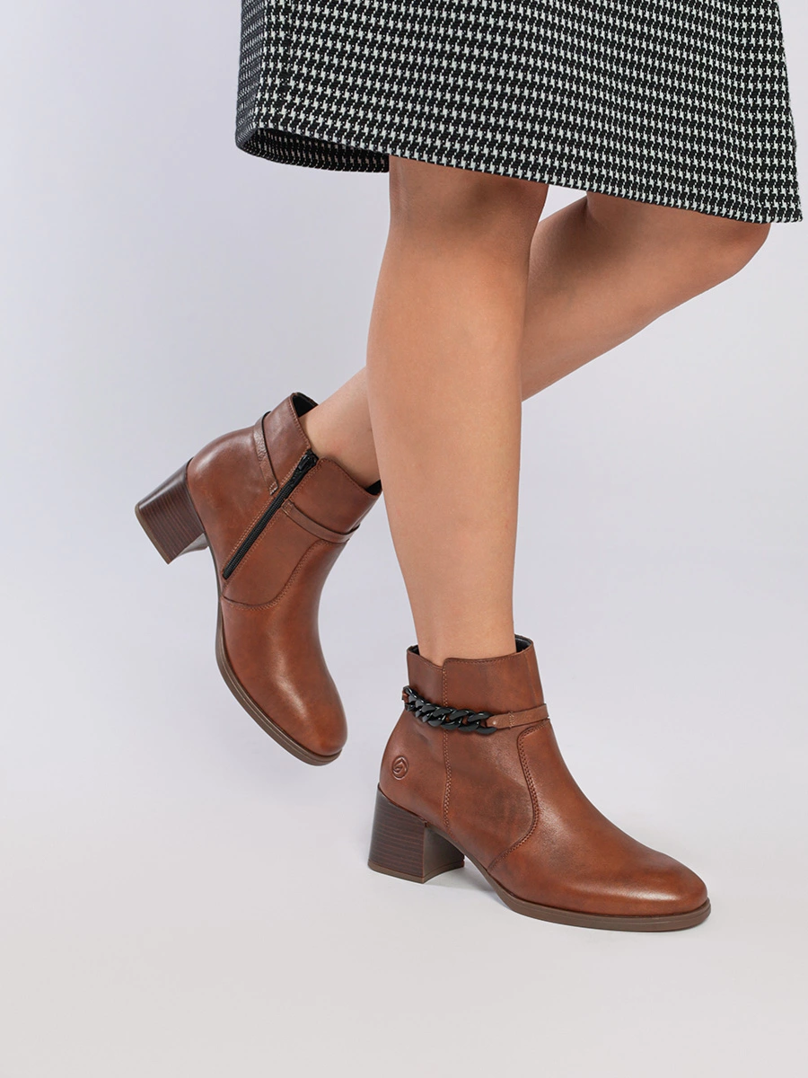 Ботинки коричневого цвета с декоративной цепью